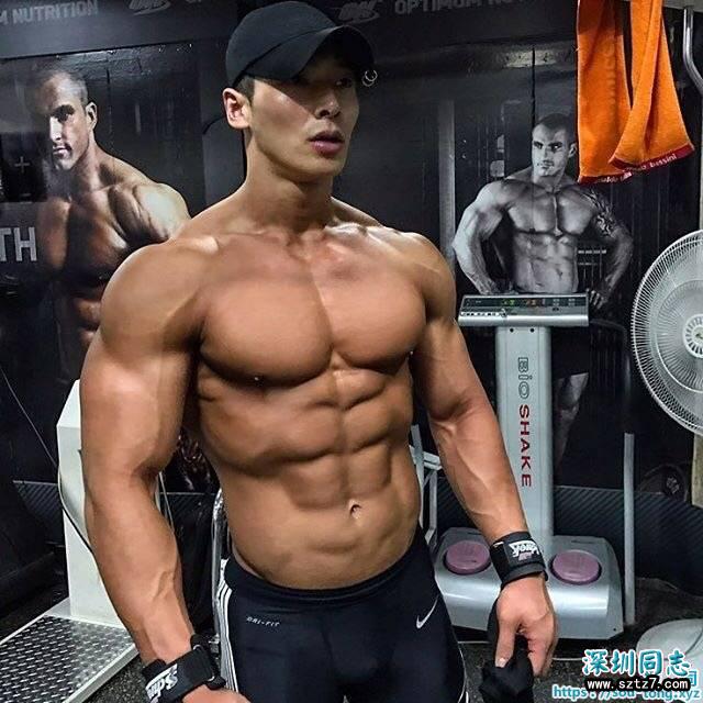 这颜值爆表啊，太帅了！健身大帅哥！
