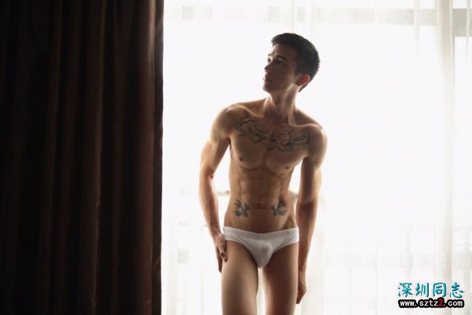 双燕纹身哥腹肌很漂亮