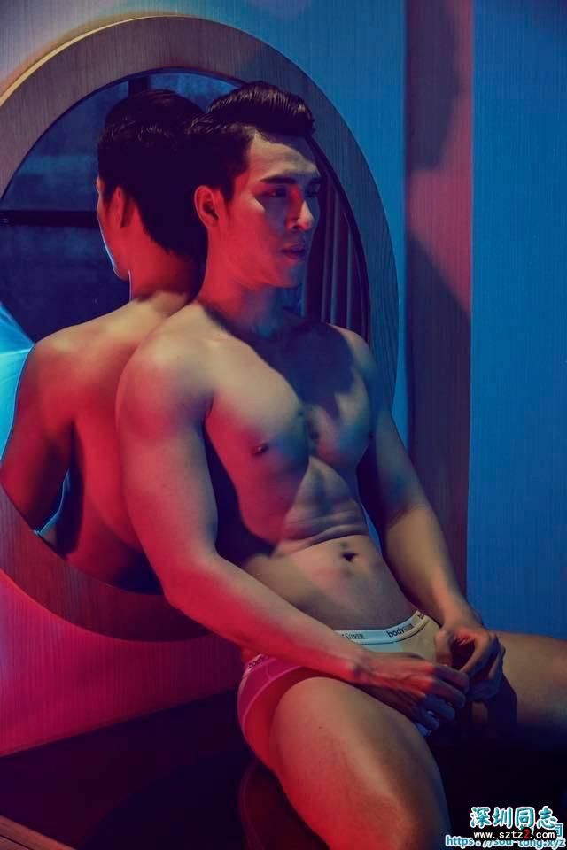 胸肌和腹肌都俱佳的型男帅哥