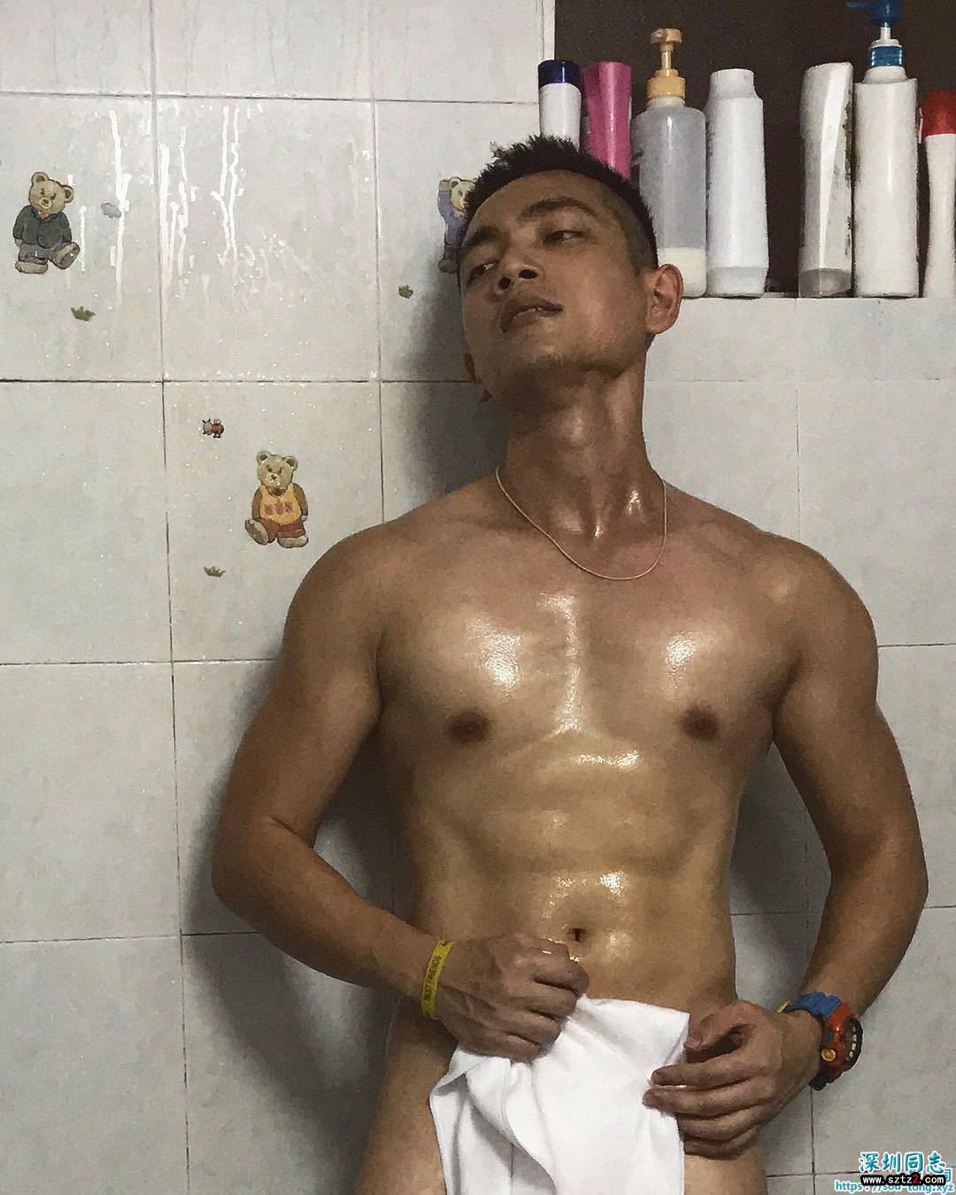 有型帅哥卧室写真