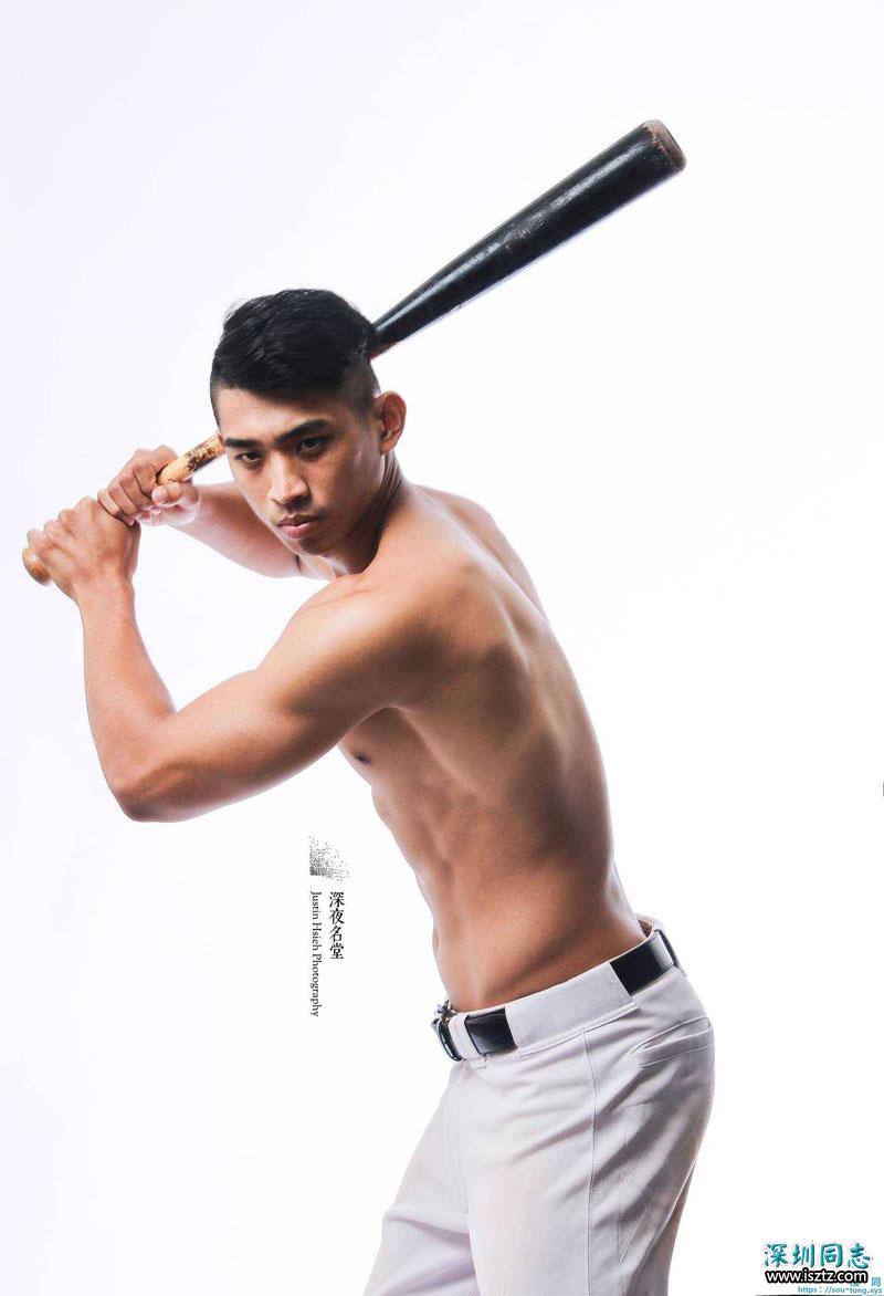 胸肌和腹肌都很亮眼的棒球小哥