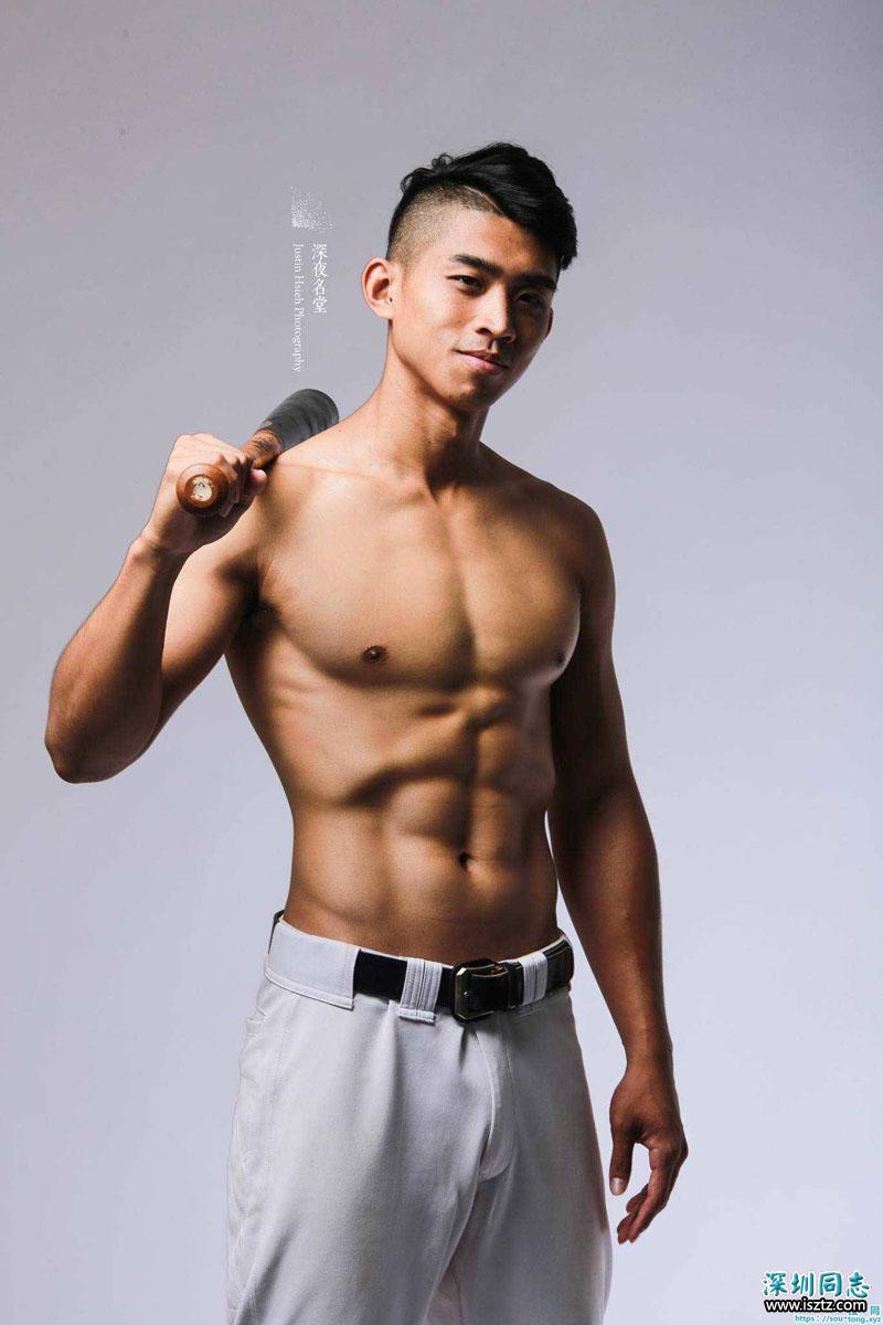 胸肌和腹肌都很亮眼的棒球小哥