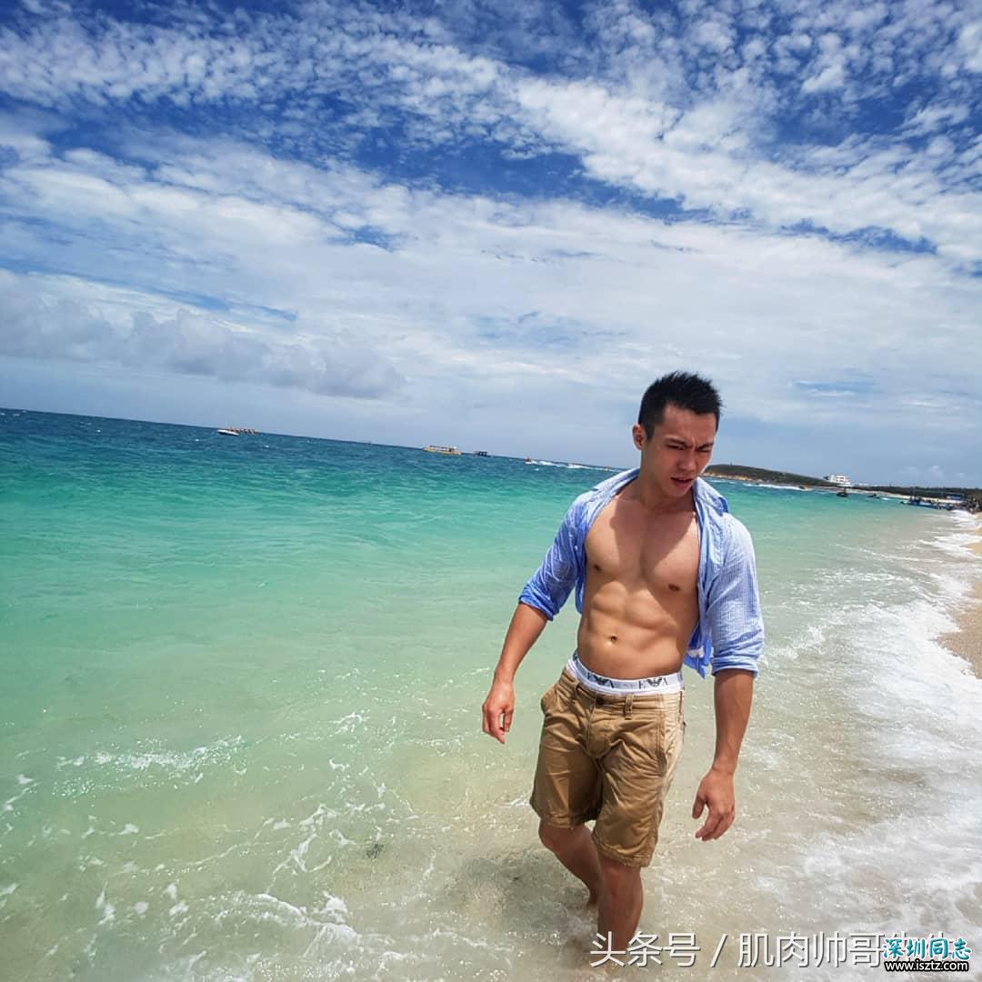 这么帅气有型的警察哥哥,爱健身所以肌肉健美