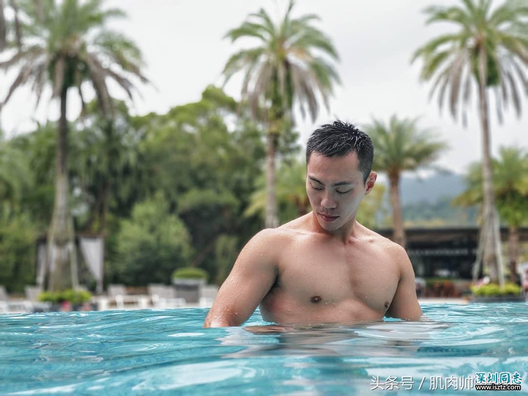 这么帅气有型的警察哥哥,爱健身所以肌肉健美