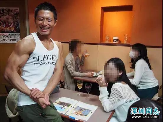 网红酒吧，清一色肌肉型男，女性顾客爆满