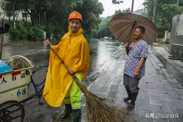 55岁的环卫工人脱下衣服，完美的身材足以让年轻人羞愧的低头